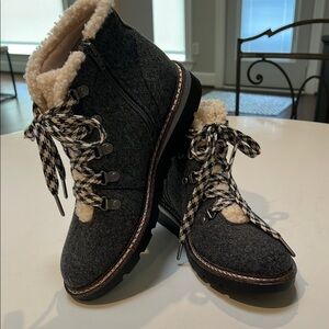 MADDEN NYC  Gray wool /fleece zip lace up winter woman’s boots sz 9